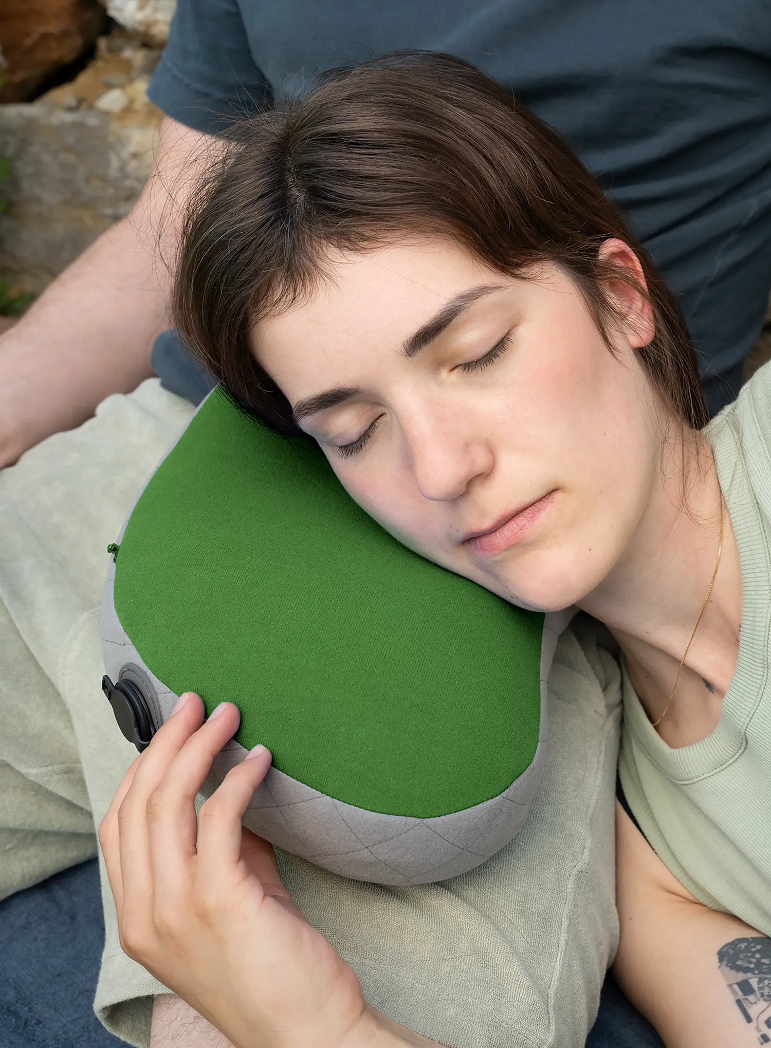 Aufblasbares Kissen Cocoon Air-Core Pack Pillow - fresh olive/grey