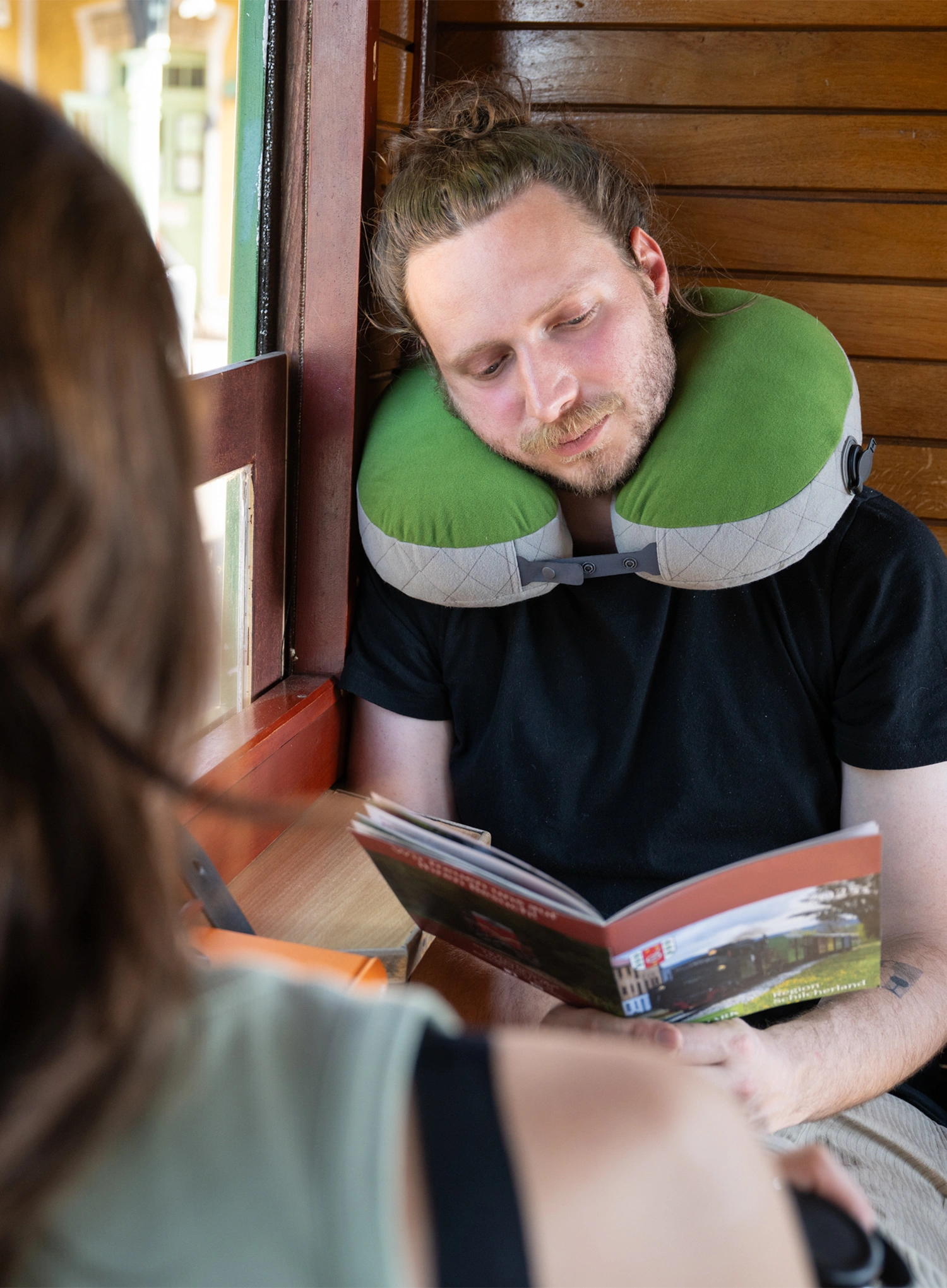 Kissen Cocoon U-Shaped Down Neck Pillow - fresh olive/grey