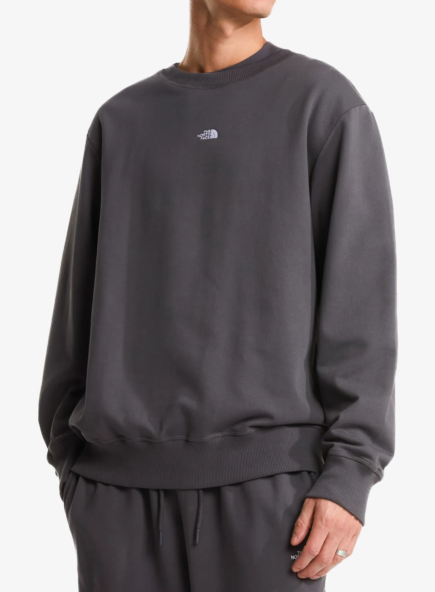 qweTheNorthFaceEssentialLightRelaxedCrewanthracitegrey198266083636d.webp