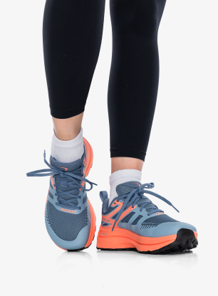 Trailschuhe Damen Inov-8 TrailFly Max Wide - blue grey/coral/grey