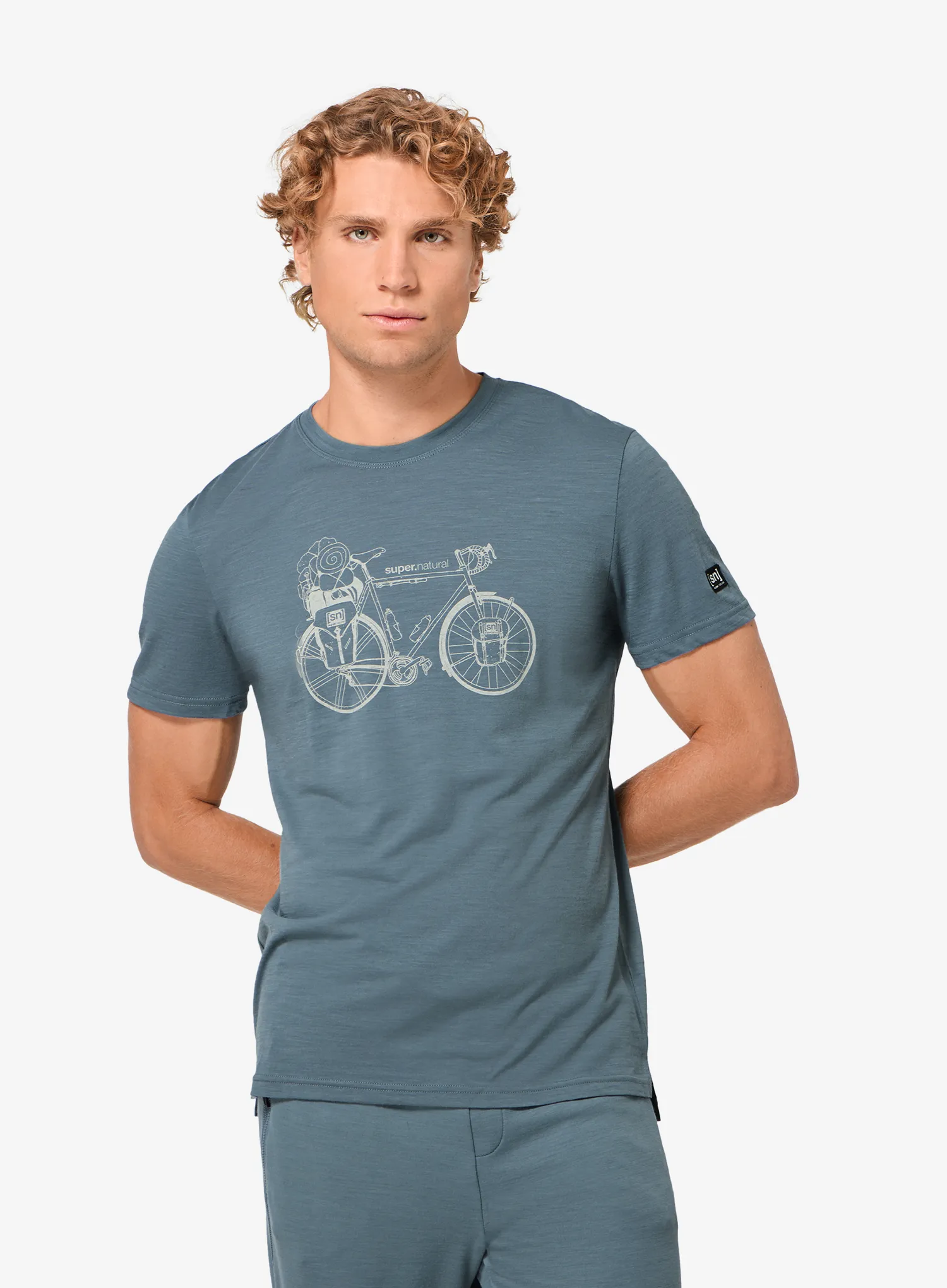 Super_naturalWanderWheelTee_stormyweatherfeathergrey_fw26_7630310493822_1_053.webp