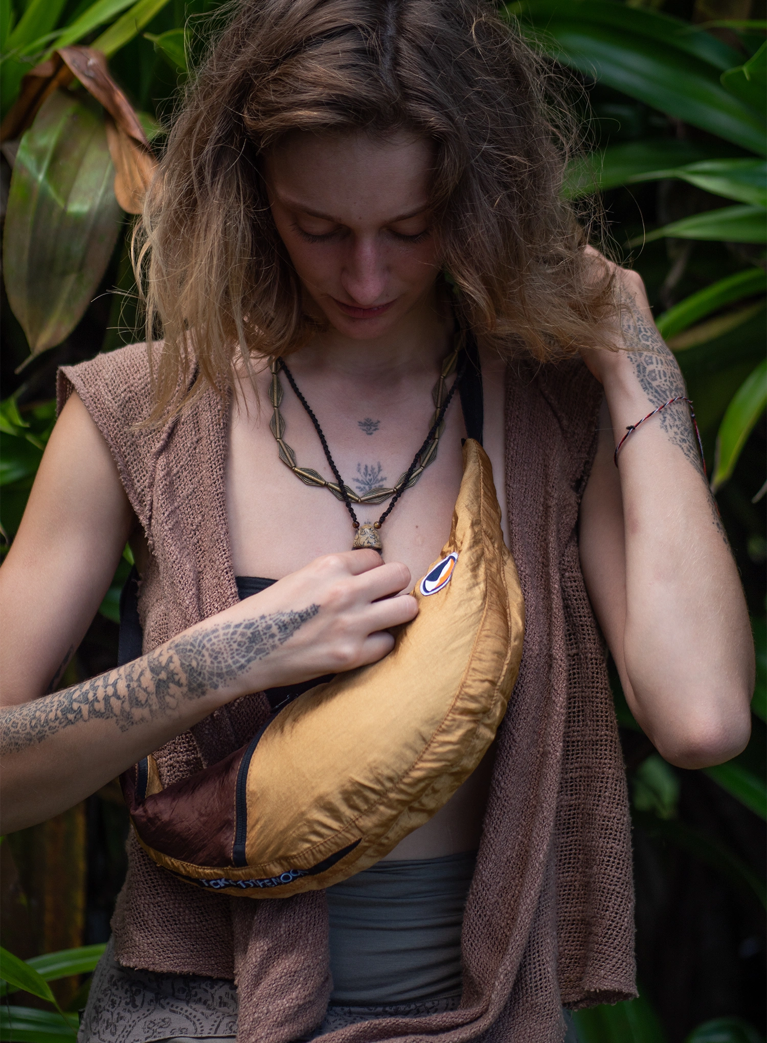 Tasche Ticket To The Moon Upcycled Sling Bag - sand/chocolate